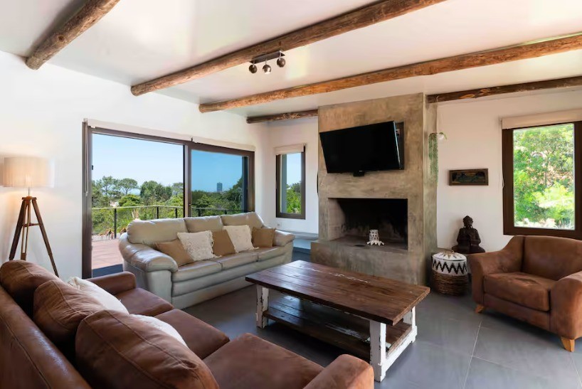 Linda casa de estilo colonial en altos de La Barra